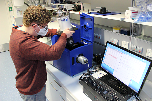 CD spectrometer installation cryostat